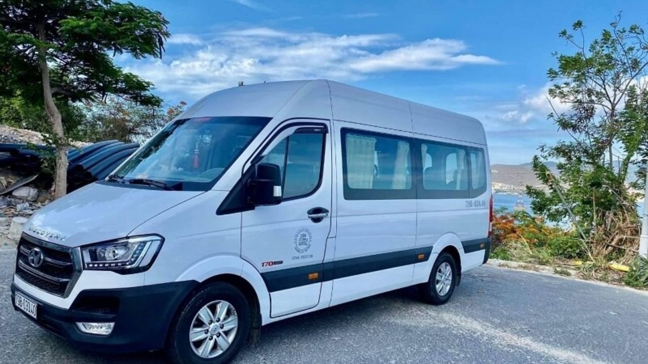 Khoang nội thất xe 16 chỗ Thiên Phúc Travel