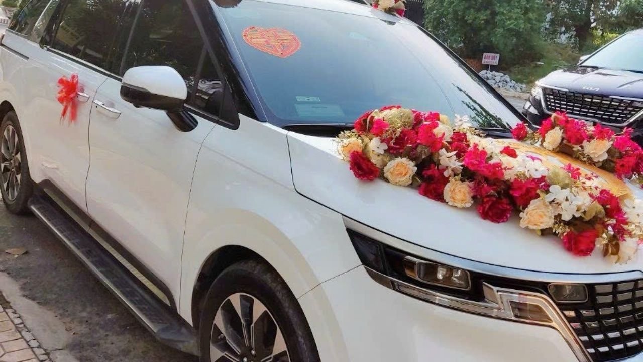 Trang trí xe hoa cưới Kia Carnival đẹp mắt
